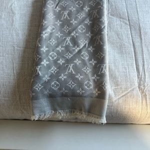 LV NOW SILK SHAWL GREY